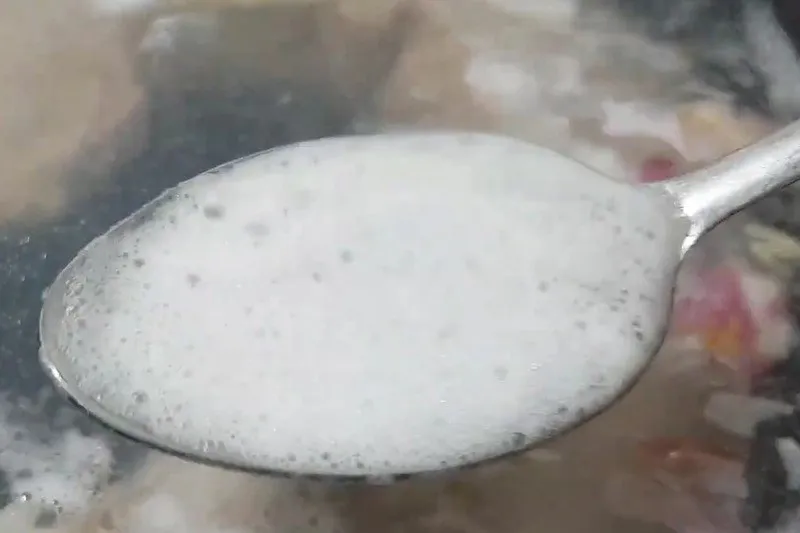 Hớt bọt thường xuyên khi luộc thịt heo