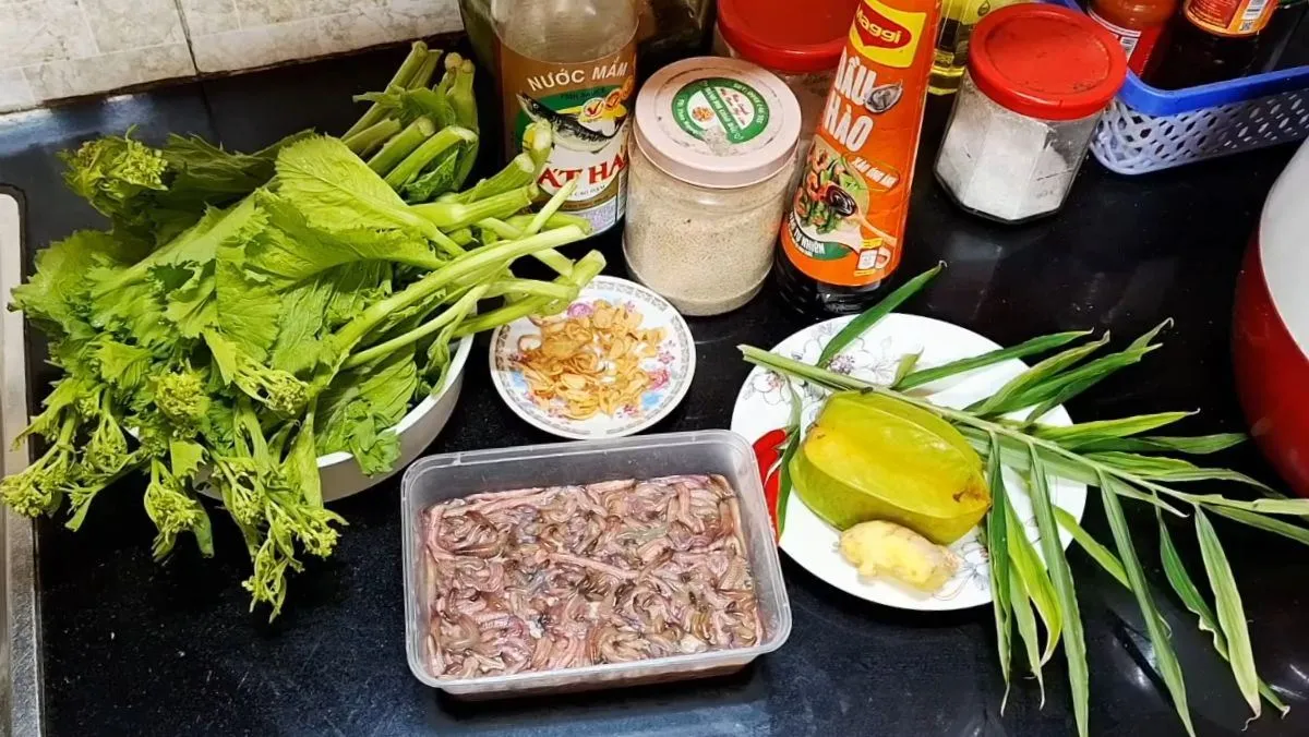 Nguyên liệu canh rươi rau cải đắng với rươi tươi, khế chua, rau cải và gia vị