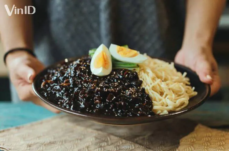 Cách trình bày mì tương đen đẹp mắt cùng trứng và dưa chuột sợi