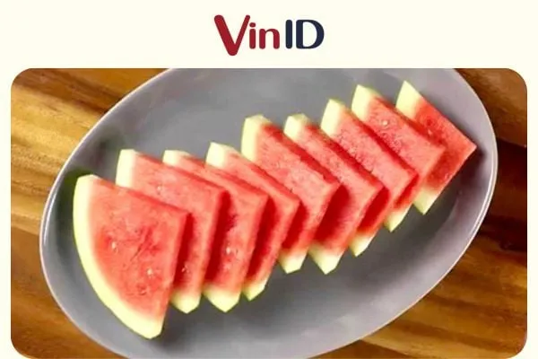 Cách bổ dưa hấu truyền thống cho đĩa trái cây đẹp mắt