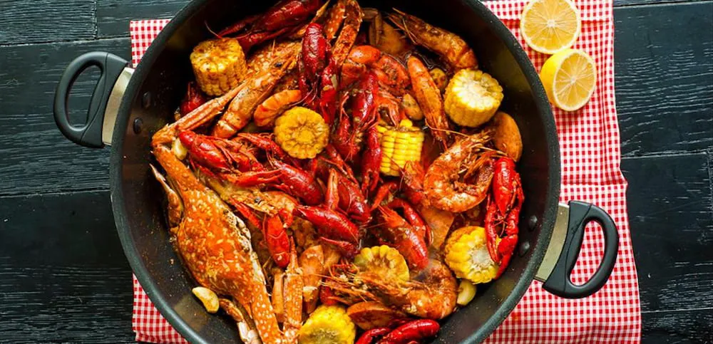 Cua tươi sống chế biến với sốt đặc biệt tại The Crab Shack Tú Xương