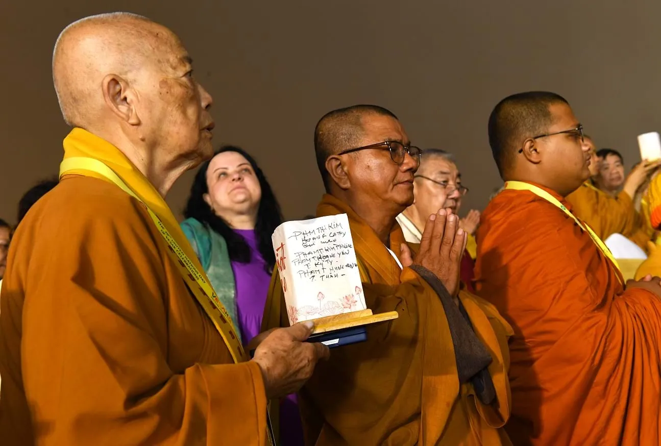 Các đại biểu thực hiện nghi thức cầu nguyện trong lễ dâng đăng