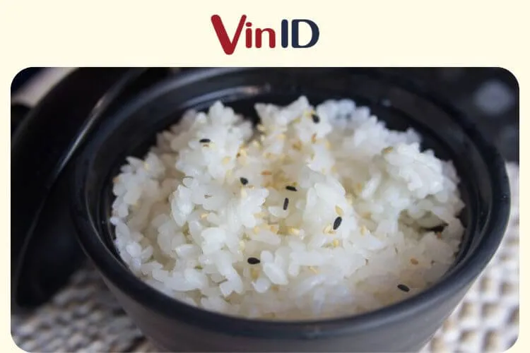 Cơm trắng dẻo là nguyên liệu làm cơm cuộn quan trọng