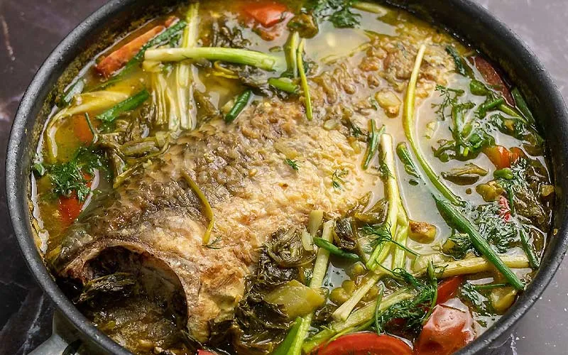 Cá chép được chiên vàng giòn rụm trước khi cho vào nồi om dưa