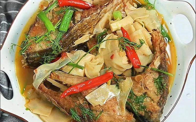 Món cá chép om măng chua cay nồng hấp dẫn cho bữa cơm tối gia đình
