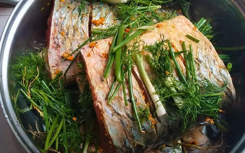 Kỹ thuật tẩm ướp cá với sốt gia vị chuyên dụng của đầu bếp chuyên nghiệp