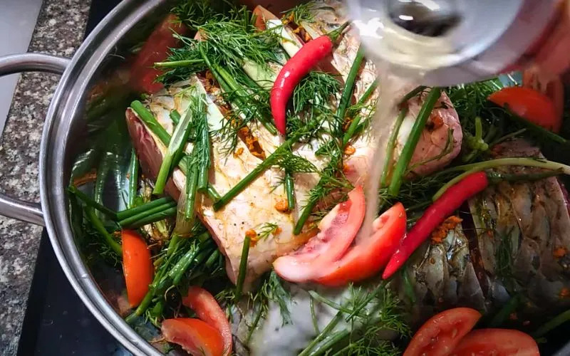 Quá trình hấp cách thủy cá bằng bia trong nồi hấp chuyên dụng