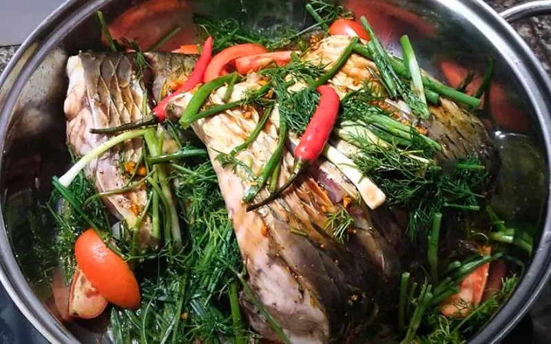 Món cá hấp bia hoàn thiện với thớ thịt trắng mịn và hương thơn dịu