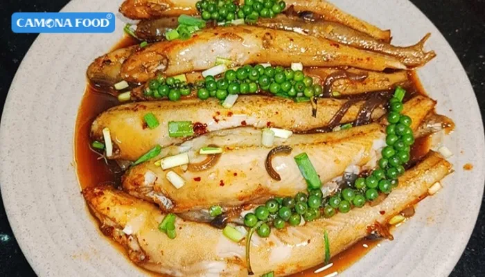 Cá khoai kho tiêu thành phẩm trên đĩa, màu sắc hấp dẫn