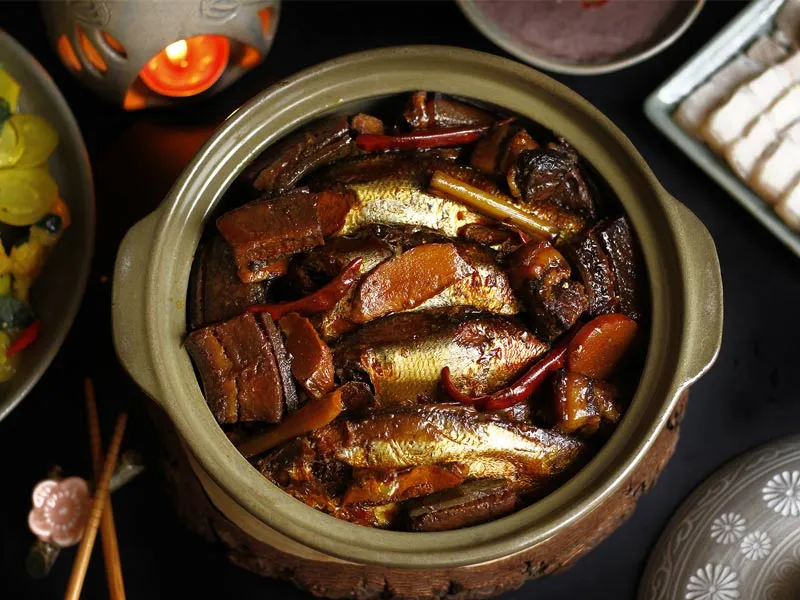 Cá mòi kho riềng kho chuối xanh