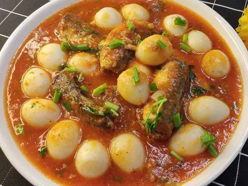 Cá mòi kho trứng