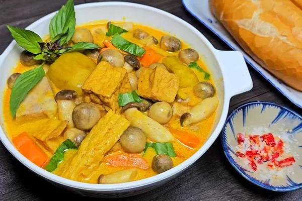 Cà ri chay ăn cùng bánh mì