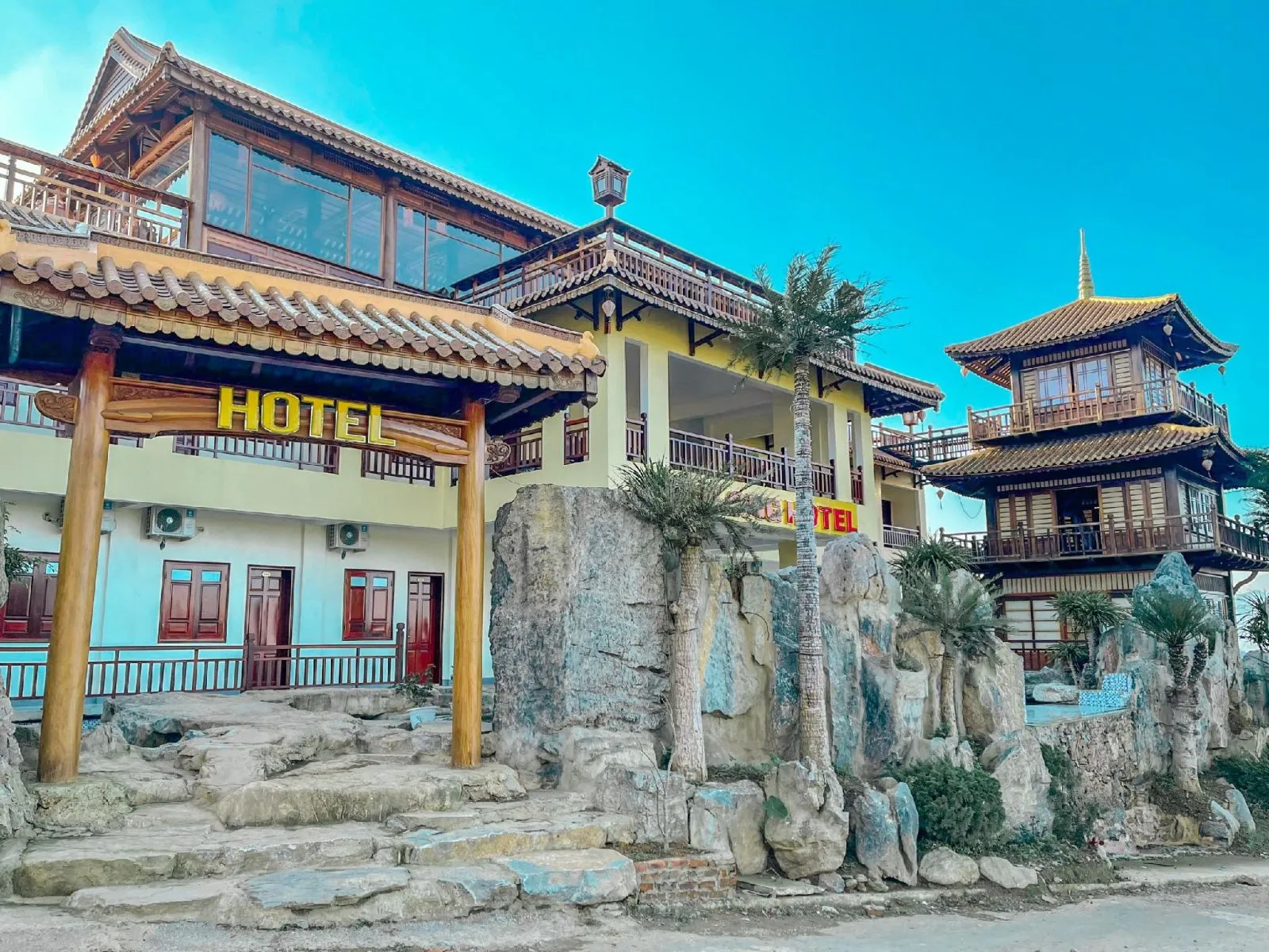 Nhà hàng Hải Long Resort với kiến trúc hiện đại và view đồi chè xanh mướt