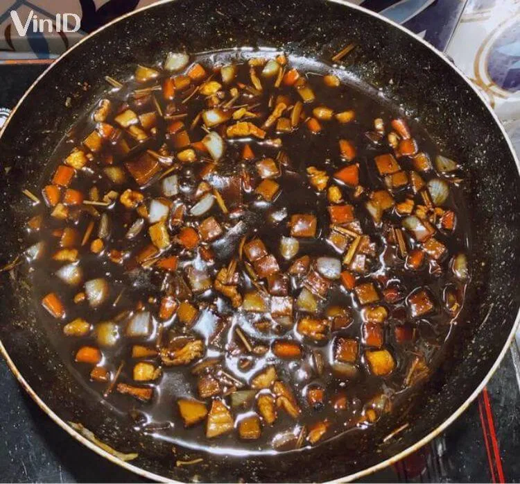 Kết cấu nước sốt mì tương đen sau khi nấu đạt độ sánh mịn chuẩn Chef