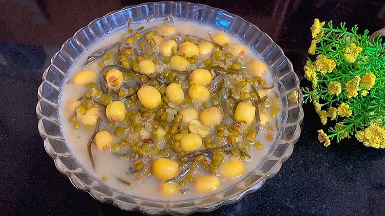 Nấu chè hạt sen đậu xanh nguyên vỏ trên bếp