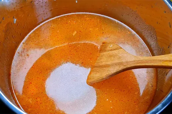 Các bước pha nước dùng mì cay