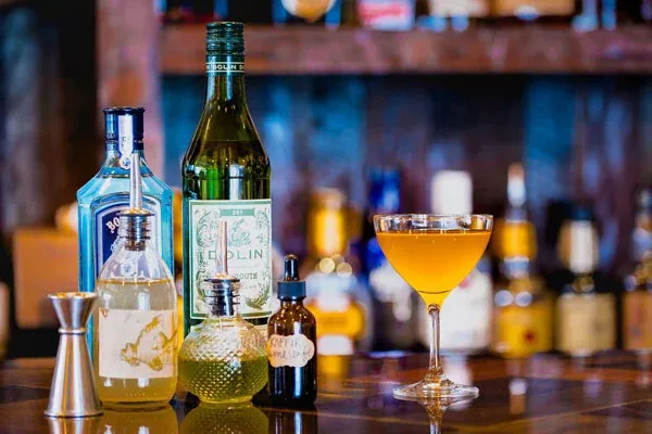 Tổng hợp các loại đồ uống đa dạng trong bar hiện đại