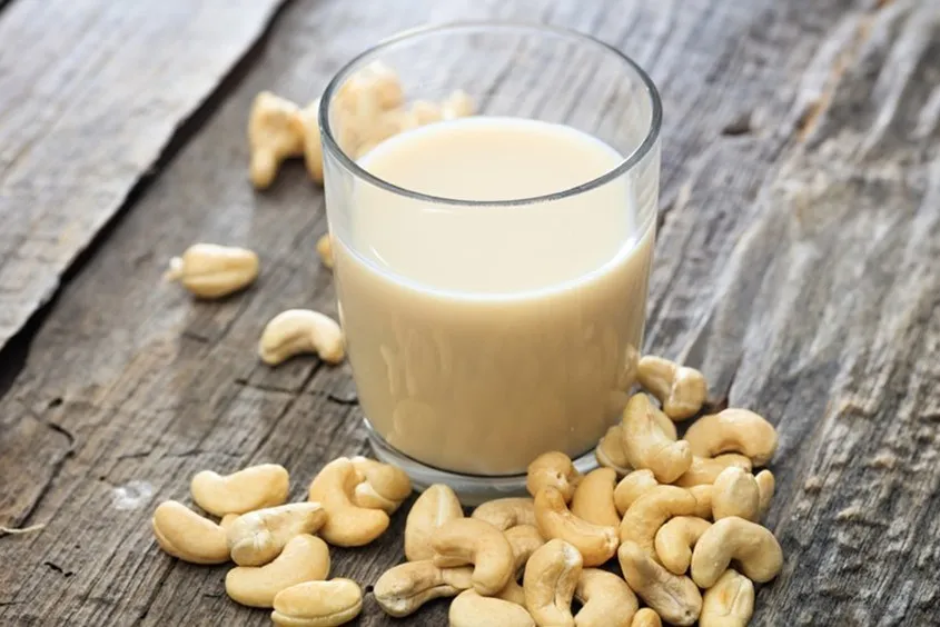 Cháo hạt điều kết hợp cà rốt và rau xanh cho bé ăn dặm