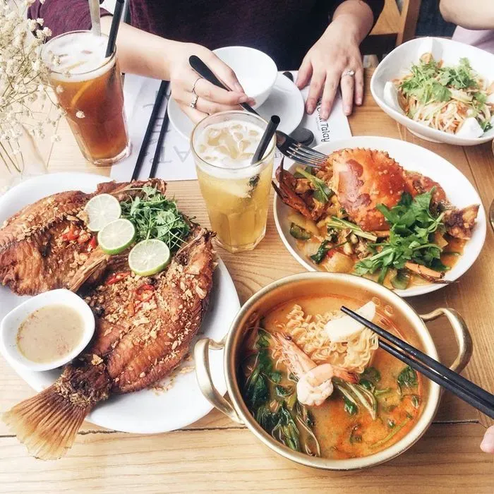 Các món ăn được bày biện đẹp mắt, thể hiện sự chăm chút trong từng chi tiết theo phong cách ẩm thực Thái