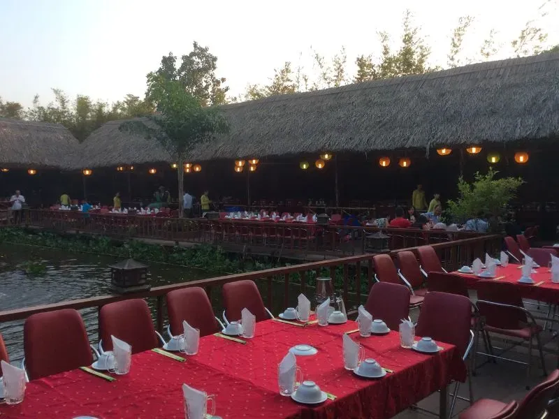 Các món ăn hấp dẫn trong menu Bình Xuyên Phạm Hùng, bao gồm hải sản tươi sống và món ăn đồng quê