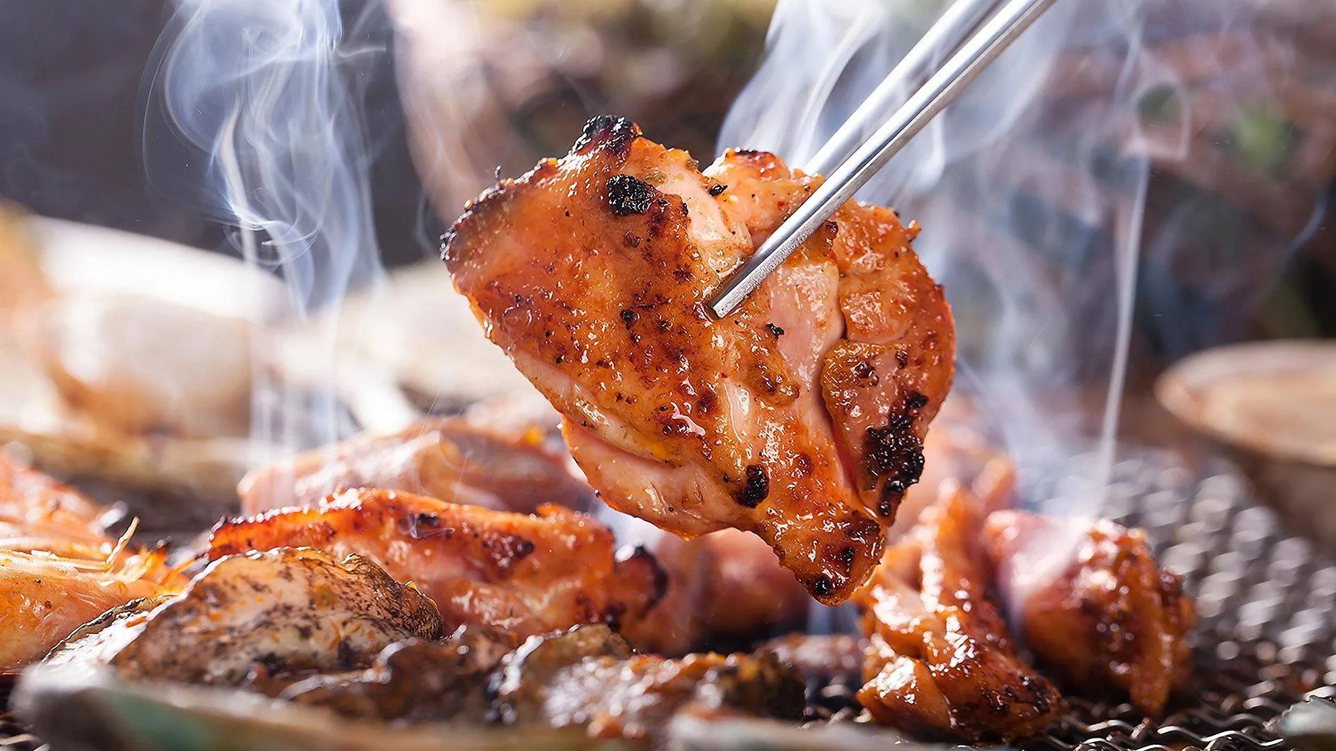 Món thịt ba chỉ nướng sả ớt vàng ruộm trên bếp nướng