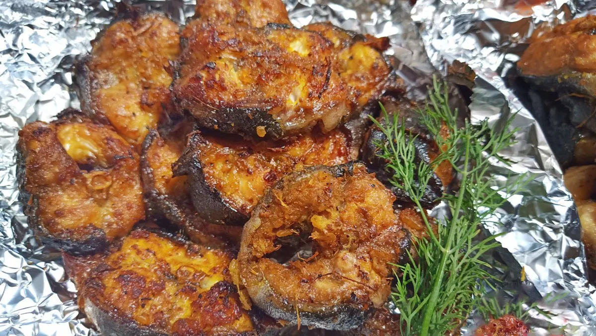 Cá tầm nướng muối ớt được chuẩn bị kỹ lưỡng