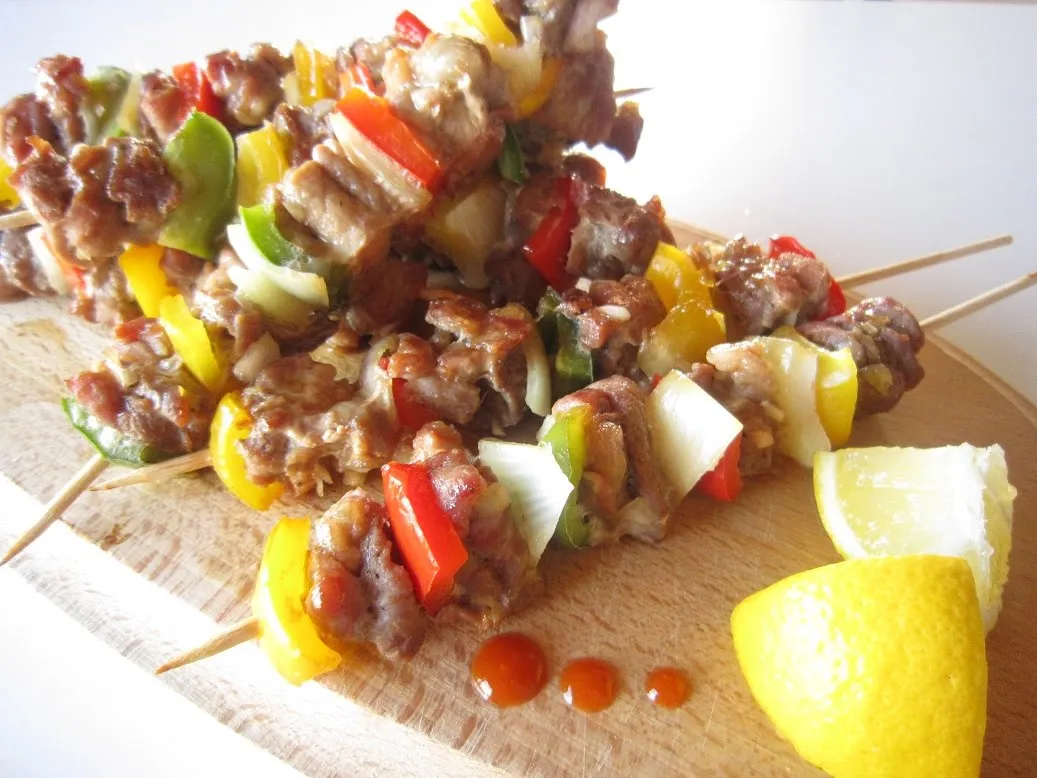 Gà xiên rau củ nhiều màu sắc hấp dẫn trên bàn tiệc