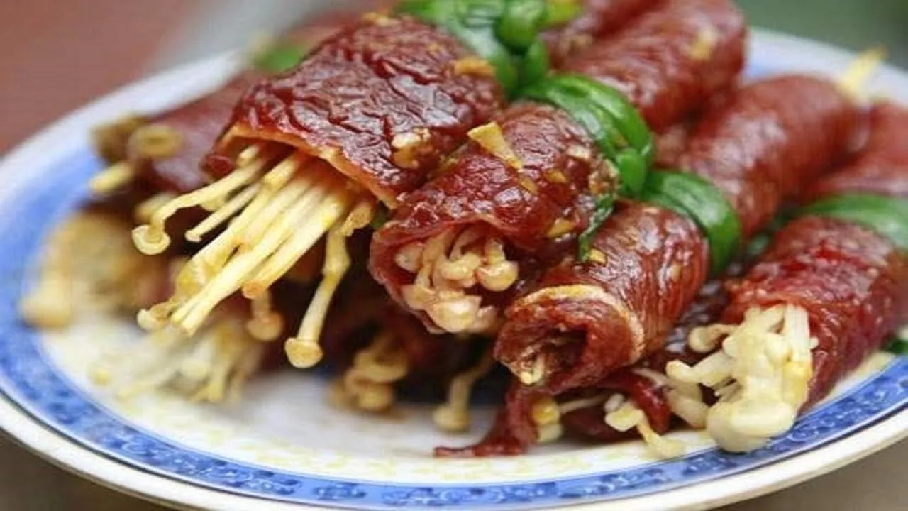 Bò cuộn nấm kim châm mọng nước nướng trên bếp điện