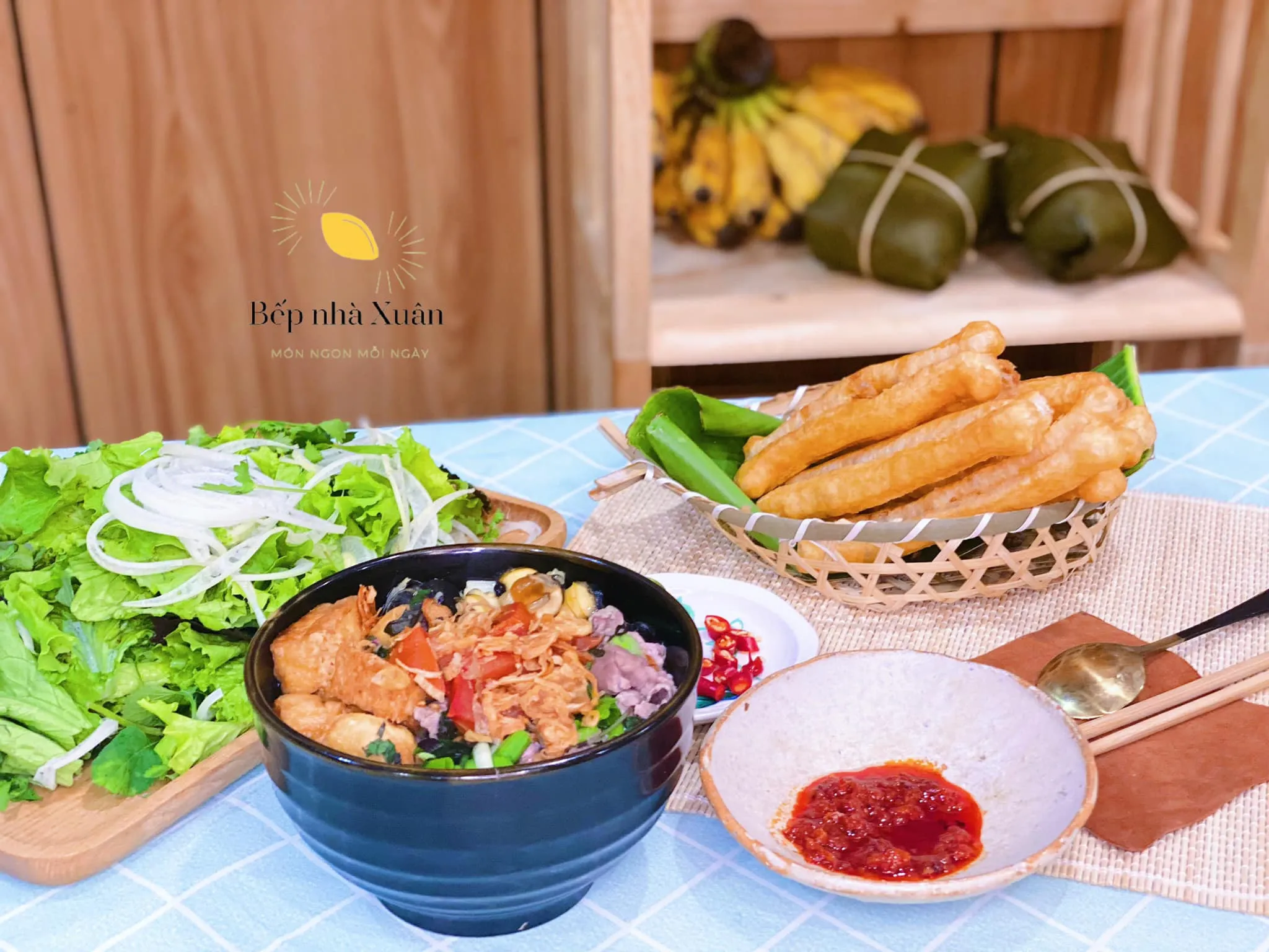 Các nguyên liệu tươi ngon để nấu bún ốc Hà Nội bao gồm ốc nhồi, cà chua, đậu phụ, và rau thơm.