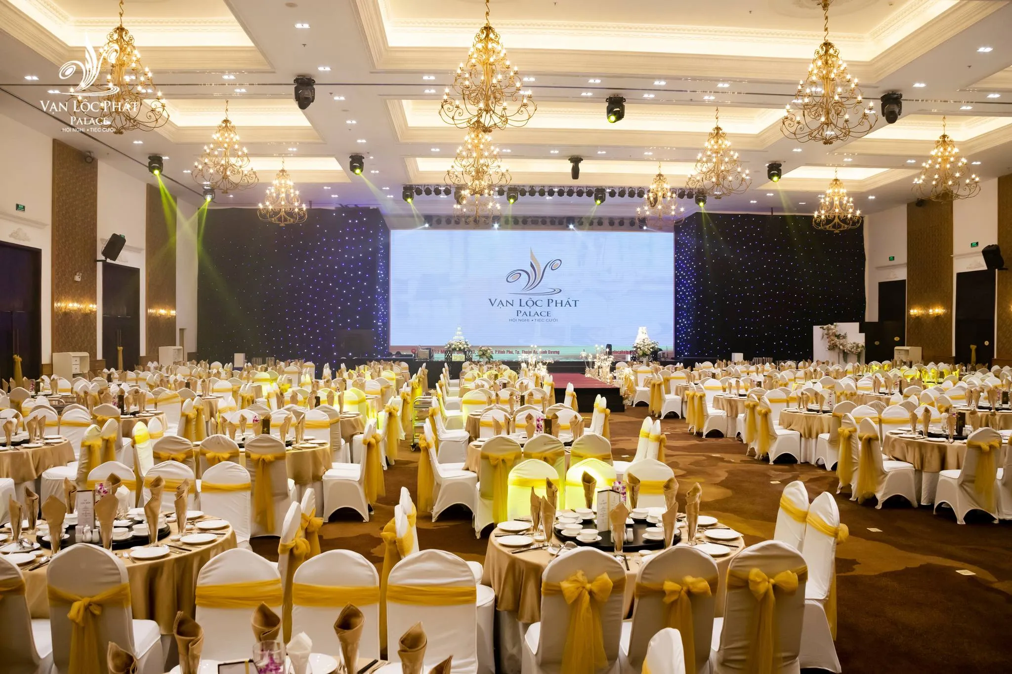 Sảnh tiệc sang trọng tại Vạn Lộc Phát Palace với hệ thống ánh sáng hiện đại