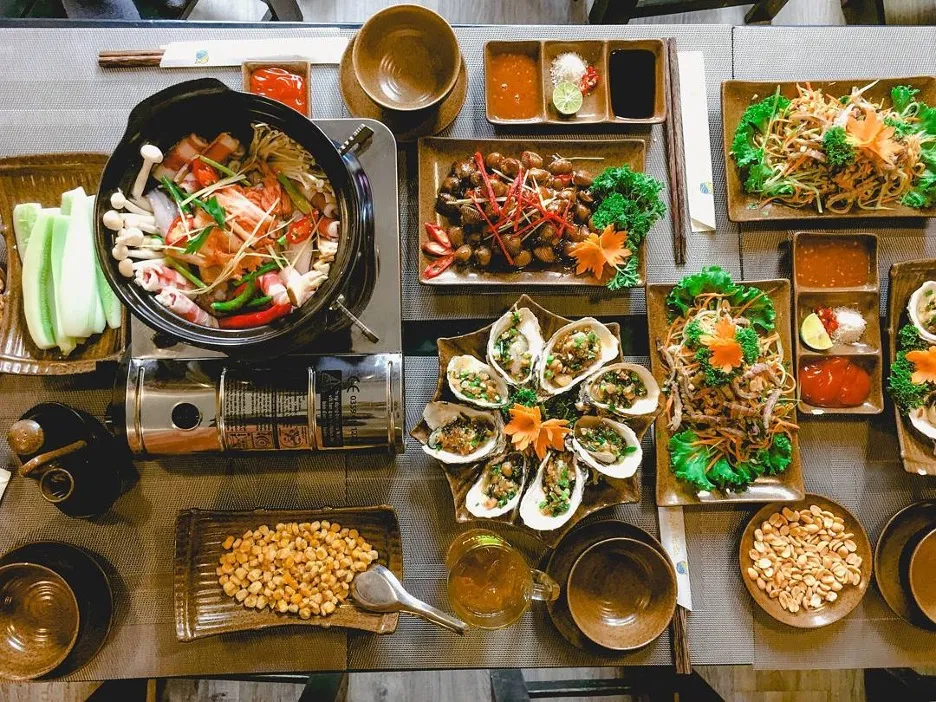 Không gian tầng 3 Vịnh Hải Sản với view hồ Hoàng Cầu