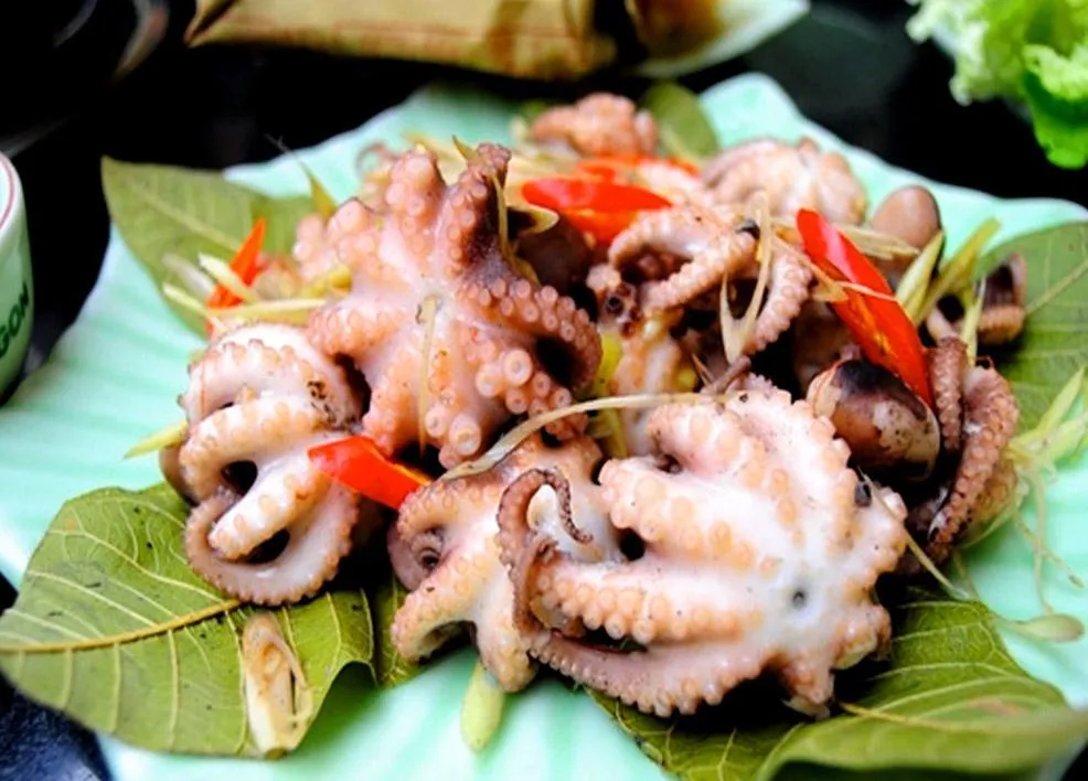 Món ruốc gà quay hải sản đặc trưng tại Ruốc Biển