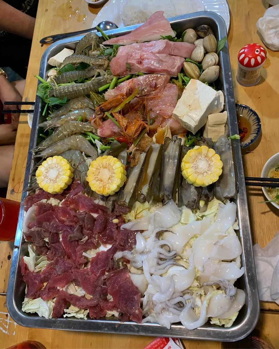 Set lẩu hải sản tại La Cà Quán với nhiều loại hải sản hiếm