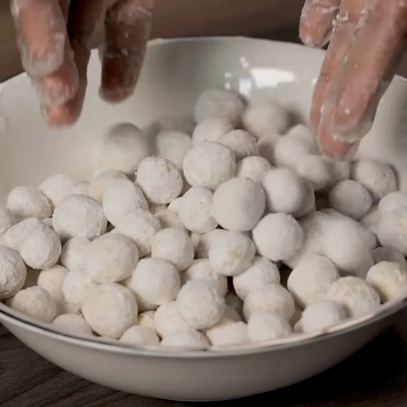 Các viên chè chuối bột năng đã được vo tròn và áo bột