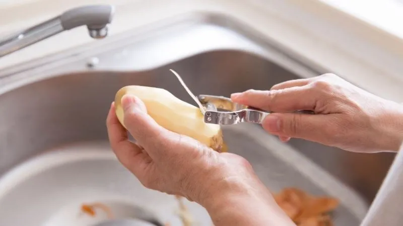 Bào vỏ khoai tây nhẹ tay, không bào quá dày vỏ