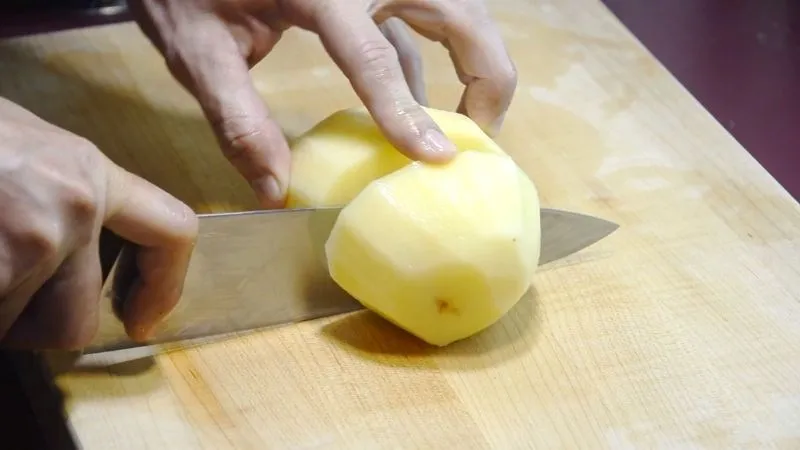 Bổ ngang khoai tây thành 2 - 3 phần