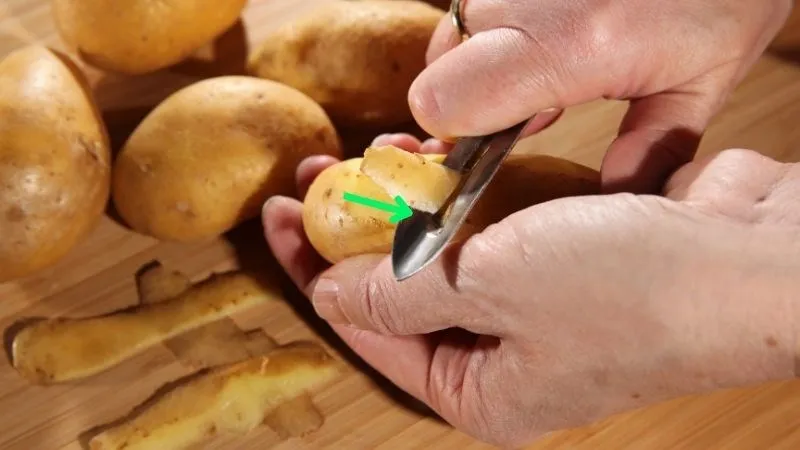 Bào vỏ khoai tây theo hướng từ dưới lên