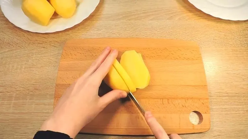 Cắt dọc khoai tây thành các miếng vừa