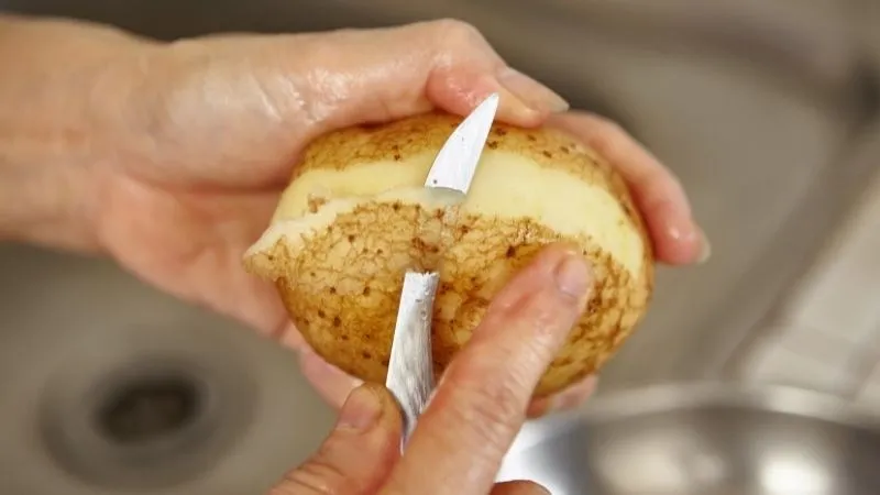 Dùng dao lưỡi bén gọt vỏ khoai tây