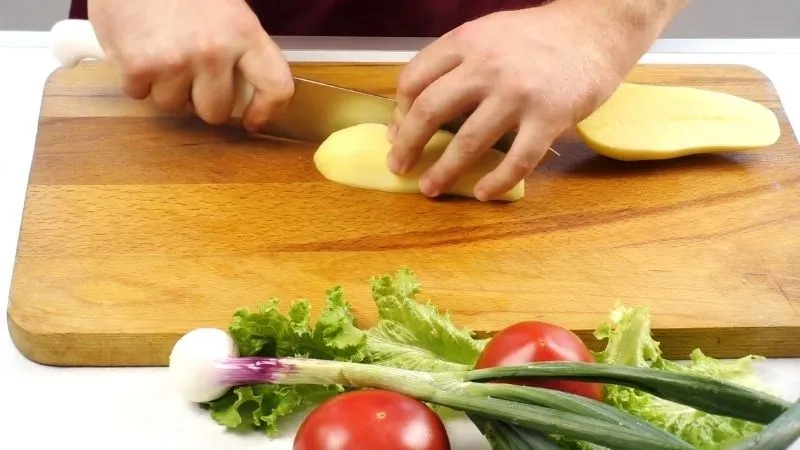 Bổ đôi củ khoai rồi cắt dọc thành miếng