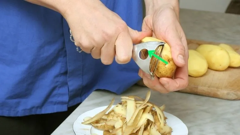 Dùng dao bào đa năng bào sạch vỏ khoai tây