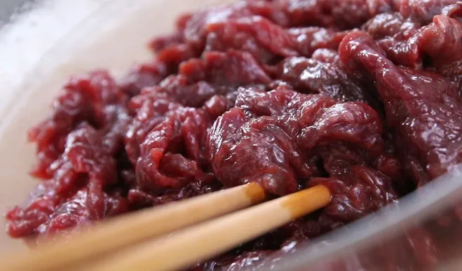 Xào thịt bò nhanh tay trên lửa lớn để giữ độ mềm ngọt