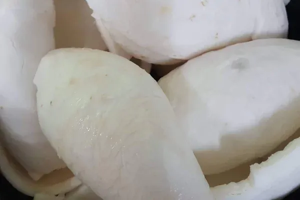 Cách chọn mua dừa non ngon để làm mứt