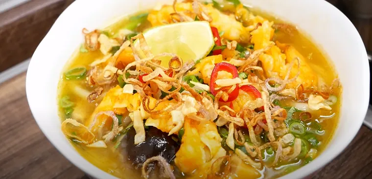 Nước dùng sệt nhẹ màu cam đỏ của món bánh canh tôm giả cua