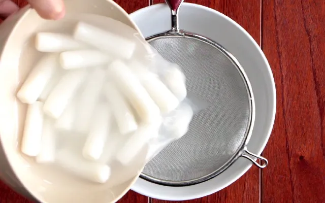 Để bánh gạo ráo nước trên rây