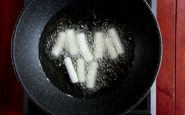 Chiên bánh gạo vàng giòn ngập dầu