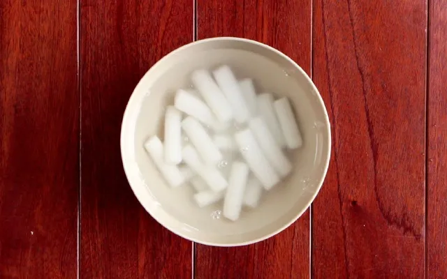 Sơ chế bánh gạo qua nước lạnh