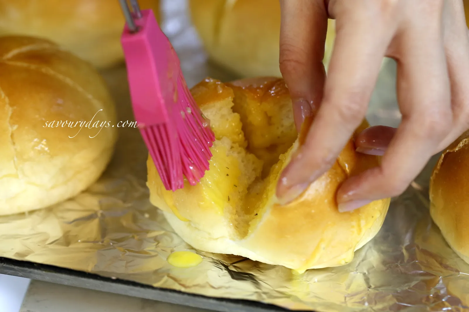 Quét lớp bơ tỏi vào các kẽ bánh mì