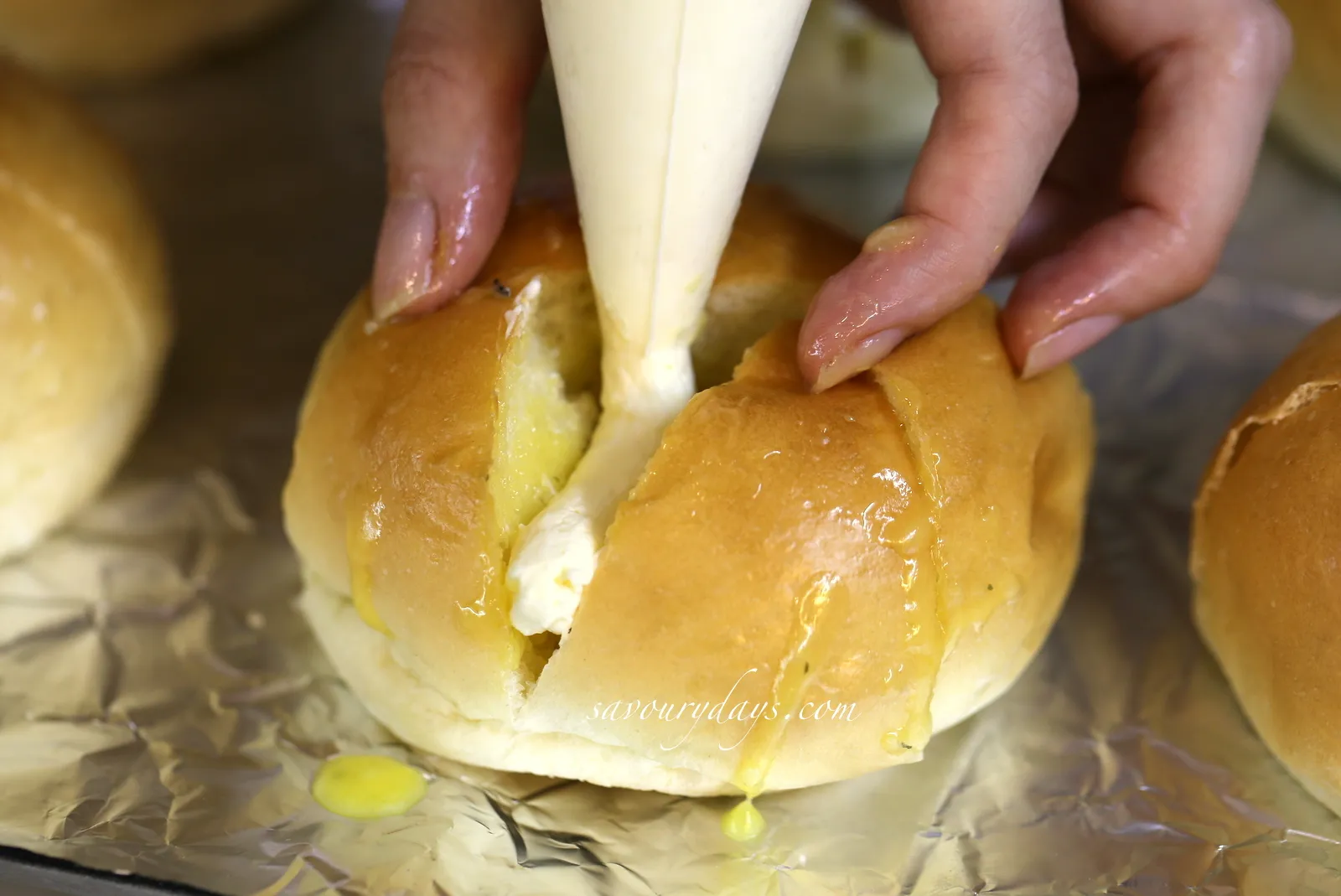 Bơm sốt phô mai kem vào giữa các múi bánh