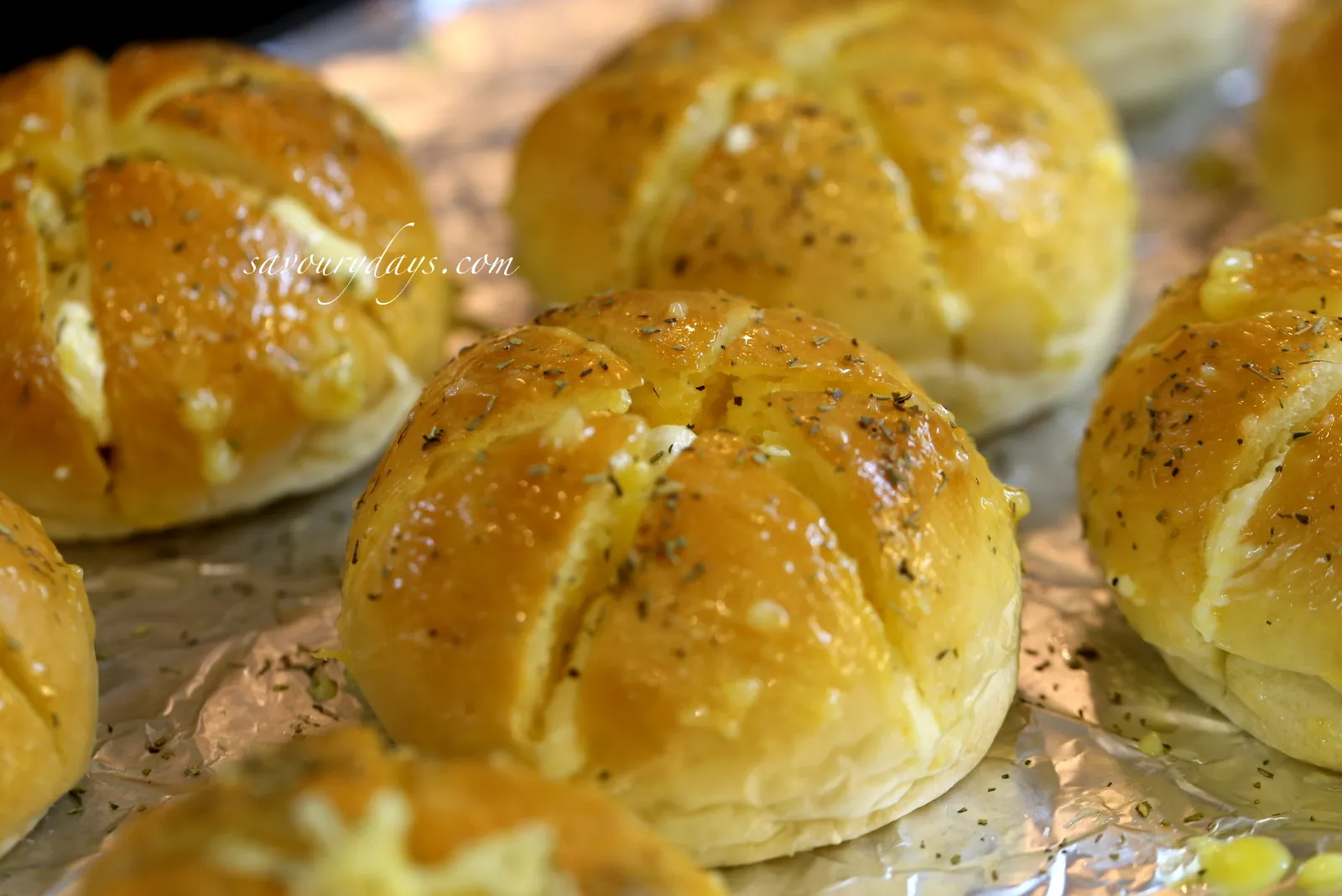 Phủ bơ và lá thơm lên mặt bánh trước khi nướng